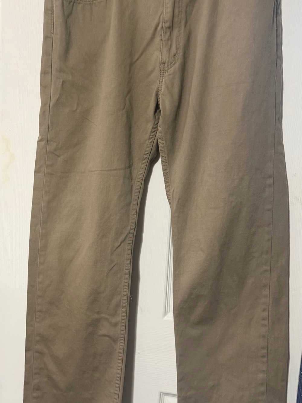 Levi's Men's Straight-Leg Chino Pants in Light Brown